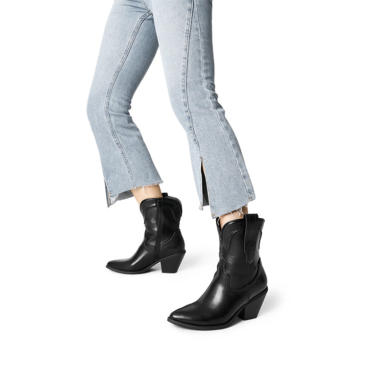 7 Best Shoes to Wear with Flare Jeans For Women 7 Best Shoes to Wear with Flare Jeans For Women