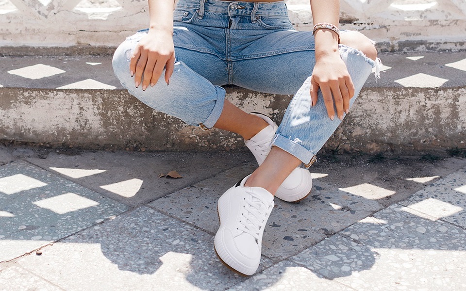 Big white sneakers trend online