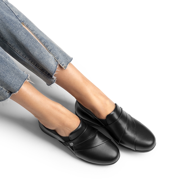 Ergonomic Slip-On Vegan Leather Flats - BLACK - 8